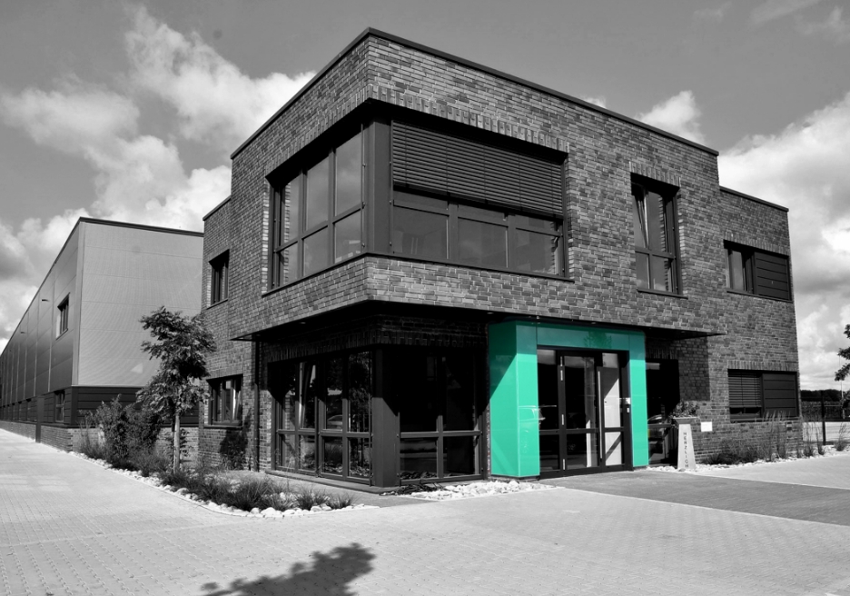 Firmengebäude von Scheele Erdbau in Schwarzweiß und einer grünen Tür