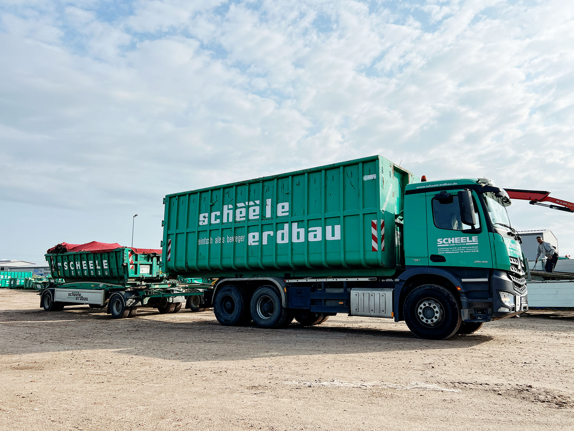 Transport-LKW mit Container und Sattelzug