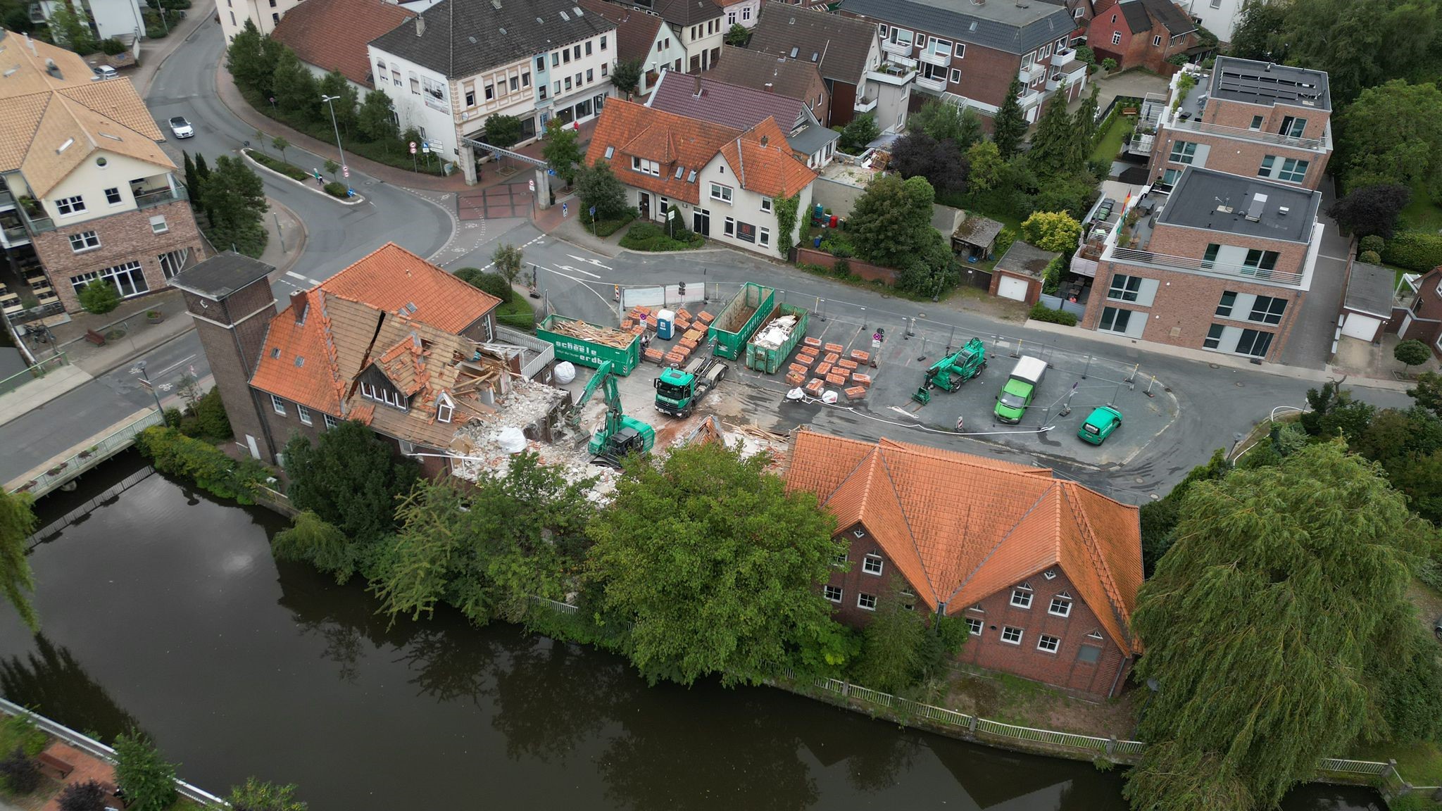 Luftaufnahme einer Baustelle neben einer Wasserstraße in einer Stadt